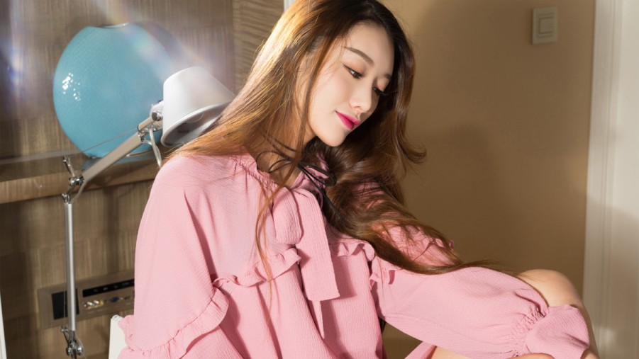 男女摸水流啊感受自然之美的奇妙体验